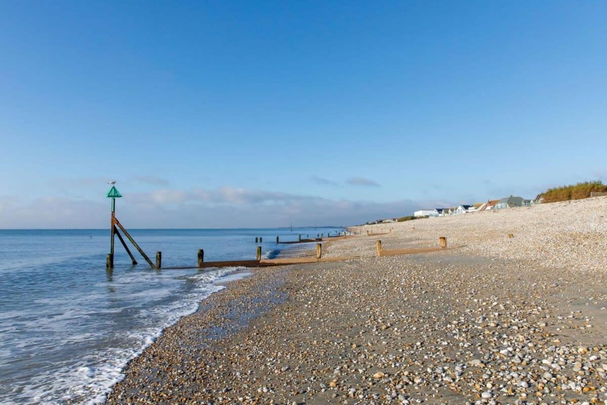 Two Bed Seafront Escape In East Wittering Apartment Bagian luar foto